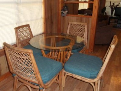 Cozy livingroom, dining room, and fully furnished kitchen