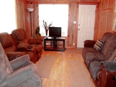 Cozy livingroom, dining room, and fully furnished kitchen