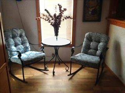 Cozy livingroom, dining room, and fully furnished kitchen